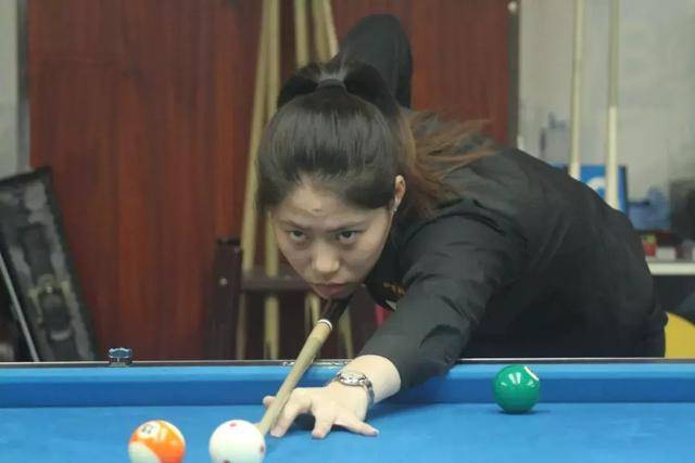 现出些许疲 现出些许疲